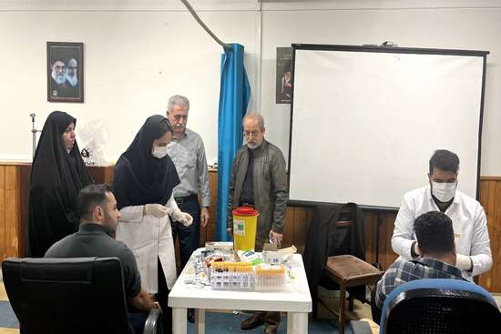 انجام آزمایش قند خون و کلسترول ویژه کارکنان مرکز بهداشت شهرستان رشت 